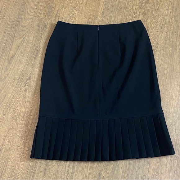 Beautiful Black Pleated Bottom Midi Skirt Sz 8 - Picture 2 of 4